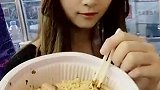 明明吃的是拌面，妹子非得说自己吃的是豪华套餐，真是服她了