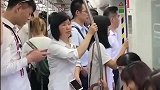 小伙你在地铁里玩游戏，请不要大声喧哗！