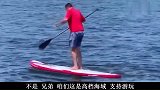 小伙划船，然后不由自主的就掉海里了，太搞笑了