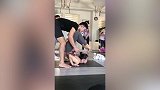 性感女学员练超高难度瑜伽动作香汗淋漓 男教练悉心呵护