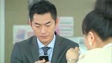 赵来忙于工作，竟被下属发现自己穿错袜子，太尴尬了