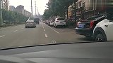 新手司机最怕的马路边侧方位停车,老司机教你两把方向到位
