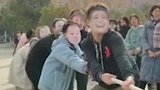 高校学生戴表情包面具拔河笑趴对手 网友：千万别回头误伤友军！
