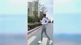 贴身弹力裤虽然显身材，但搭配出街需要勇气