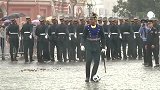 全民世界杯 红场仪仗队军官雨中踢球