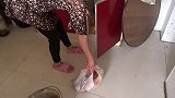 现打鱼买2条老妈不吃要私藏，老卷摸黑回家，辣味鸡胸下饭真顶瘾