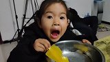 这么冷的天，宝宝两去婶婶家吃冰条，还这样说话，把爷爷逗乐了