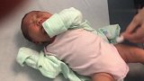 宝宝睡的正香刚伸了个懒腰，突然就挨了一针，这是要吓死宝宝吗