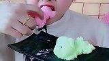 小姐姐直播吃可爱小猪雪糕，有趣的小食品，是我童年向往的生活