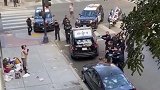 面对美国警察重重包围，男子一个举动犯了大错