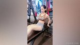 小姐姐穿着超短热裤练腹肌 这臀腿曲线过分性感