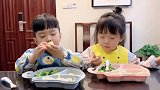 双胞胎宝宝一起吃饺子，接下来两个人吃的真开心，太萌了！