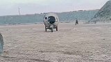 不愧是劳动人民的智慧，小伙自己改造的“车”，太牛了！