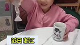 女儿在停车场掰回一个车标，拿回家后吓坏爸爸！