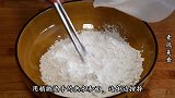 1碗糯米粉，开水一烫，教你炸空心麻团，不开裂不塌陷，个个空心