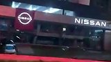墨西哥球迷在英格兰下榻酒店外敲锣打鼓放烟花