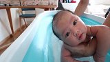 初生婴儿第一次洗澡，乖巧得就像个假娃娃，好想抱回家