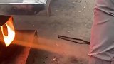 男子在火炉边烤脚，怎料引火烧身