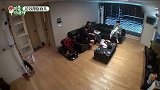 金钟国羡慕别人都有老婆孩子！假装和夫人通话！