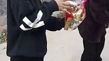 隔辈亲！92岁奶奶给12岁孙子送面包，拄着拐杖颤颤巍巍