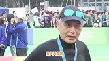 67岁周润发参加马拉松，跑10公里也不嫌累，亲切和粉丝合影