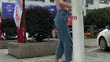 小姐姐被人摘掉帽子，于是反击了一下，光听这声音，就很酸爽