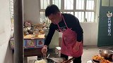 闺女带女婿回家拜年，华强高兴的下厨炒菜，全家祝福婆婆长命百岁