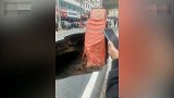 【湖北】恩施一马路塌陷货车坠巨坑 司机慌忙跳车逃生