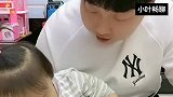 看图识物已经难不倒暖宝了，暖爸找到个刺猬，暖宝说是扎刺，搞笑