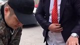 补完车带不给还想跑，结果出乎意料！