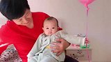 妈妈唱歌给小宝宝听，没想到宝宝笑得这么开心，好萌啊！