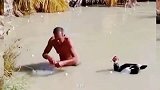 搞笑配音勇敢鸭鸭大战捕鱼老大爷，鸭鸭的领地不打招呼就想捕鱼