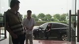 穷小子赶走黑社会，不料被女老板看上，奖励他一辆奔驰车