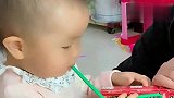 这就是爸爸带娃，即使是女儿也不例外，网友：果然男人都这样