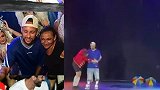 内马尔带着女儿去看演出 自己也上台与小丑一起表演