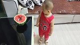 惦记一晚上了，1岁半宝宝为了吃西瓜费尽心思，软磨硬泡还装可怜