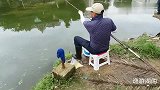 钓友夏天垂钓很有经验，长炮杆定点垂钓增氧机附近就等巨物来袭
