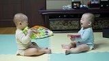 双胞胎坐下来聊天，没想到一对眼，浑身都是戏，笑到停不下来了