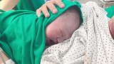 新生儿从妈妈肚子里转移到怀里，从开始哭泣到安静享受，好奇妙