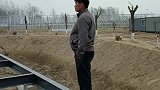 大衣哥现在不得了，是村里的土财神，大家都关心他的人身安全