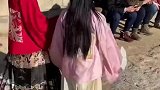 小朋友身穿汉服在公园游玩