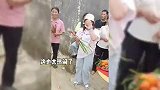全红婵和家人去外婆家探亲，在路边看舞狮接地气，与狮子互动可可爱爱