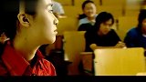 女大学生偷偷溜出教室见闺蜜,被老师发现爱情会让人受伤的呀