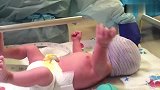 产科医生在给新生宝宝检查身体，宝宝好小好可爱啊