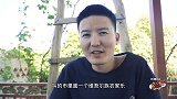 吐鲁番人葡萄架下的宴会，品美酒尝美食，弹着吉他唱着歌，太惬意