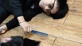 这就是熬夜的后果，求理发师心里阴影面积，这下尴尬了