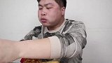 39元麦当劳半价三人餐，小伙怕不够吃又加一个汉堡，得劲的很
