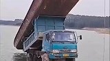 铁船下水，这是让它自行漂流吗？