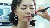 女子脸上有胎记很自卑，上完妆后，想不到那么美
