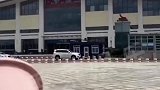 大一新生用棍子挑行李报道，家里就剩下父母和沉重的墙，你把家都搬来了？